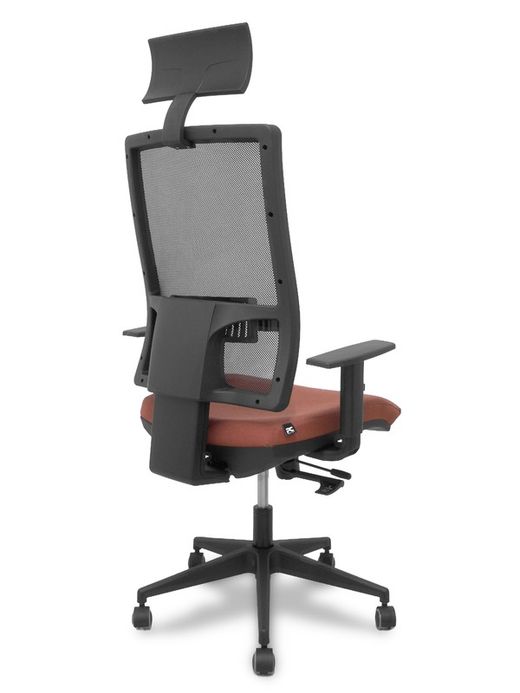 Modelo Horna - Silla de oficina ergonómica con mecanismo sincro con traslack y regulable en altura - Respaldo alto de malla transpirable con cabecero fijo y apoyo lumbar regulable. Asiento tapizado en tejido BALI color marrón.