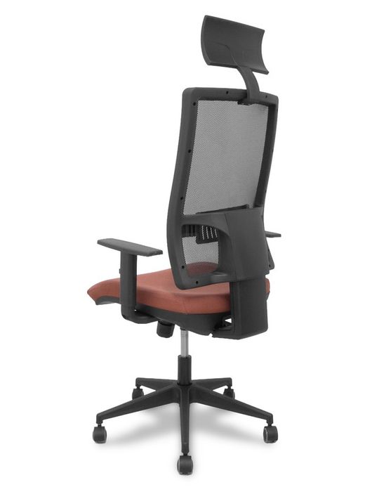 Modelo Horna - Silla de oficina ergonómica con mecanismo sincro con traslack y regulable en altura - Respaldo alto de malla transpirable con cabecero fijo y apoyo lumbar regulable. Asiento tapizado en tejido BALI color marrón.