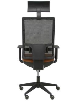 Modelo Horna  Silla de oficina ergonómica con mecanismo sincro y regulable en altura  Respaldo alto de malla transpirable con cabecero y asiento tapizado en piel color marrón (CON CABECERO INCLUIDO)