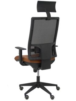 Modelo Horna  Silla de oficina ergonómica con mecanismo sincro y regulable en altura  Respaldo alto de malla transpirable con cabecero y asiento tapizado en piel color marrón (CON CABECERO INCLUIDO)