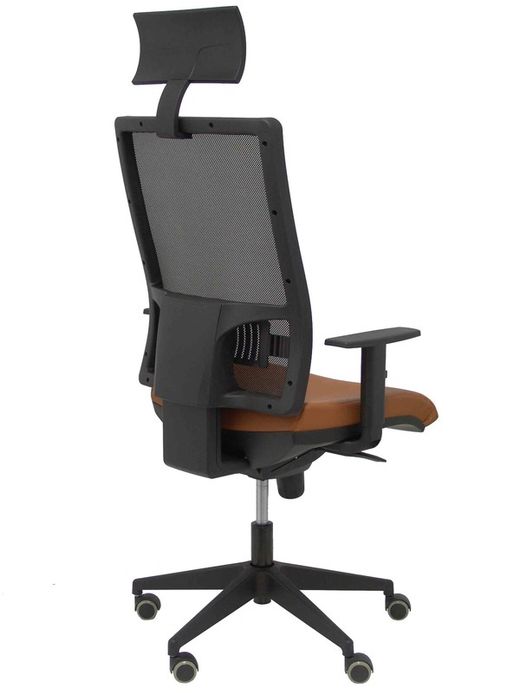 Modelo Horna  Silla de oficina ergonómica con mecanismo sincro y regulable en altura  Respaldo alto de malla transpirable con cabecero y asiento tapizado en piel color marrón (CON CABECERO INCLUIDO)