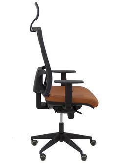 Modelo Horna  Silla de oficina ergonómica con mecanismo sincro y regulable en altura  Respaldo alto de malla transpirable con cabecero y asiento tapizado en piel color marrón (CON CABECERO INCLUIDO)