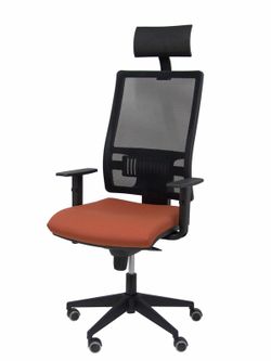 Modelo Horna - Silla de oficina ergonómica con mecanismo sincro y regulable en altura - Respaldo alto de malla transpirable con cabecero y asiento tapizado en tejido BALI color marrón (CON CABECERO INCLUIDO)