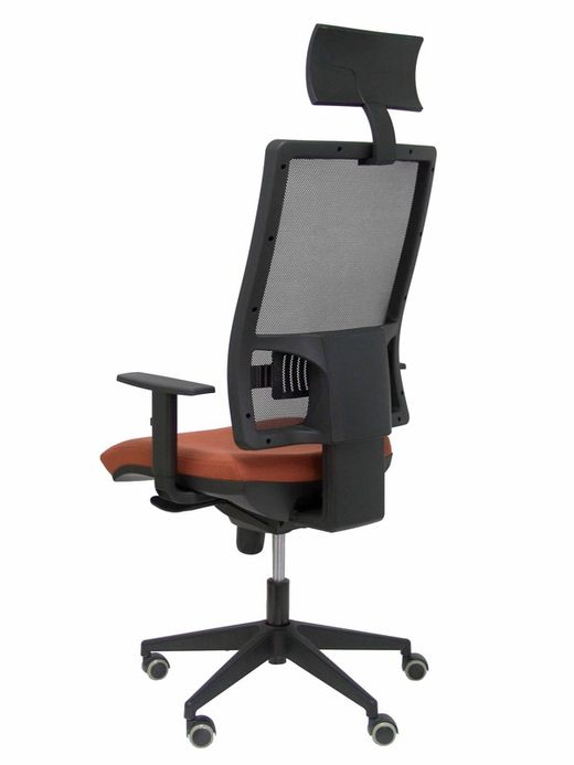 Modelo Horna - Silla de oficina ergonómica con mecanismo sincro y regulable en altura - Respaldo alto de malla transpirable con cabecero y asiento tapizado en tejido BALI color marrón (CON CABECERO INCLUIDO)