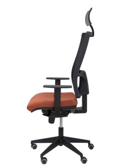 Modelo Horna - Silla de oficina ergonómica con mecanismo sincro y regulable en altura - Respaldo alto de malla transpirable con cabecero y asiento tapizado en tejido BALI color marrón (CON CABECERO INCLUIDO)