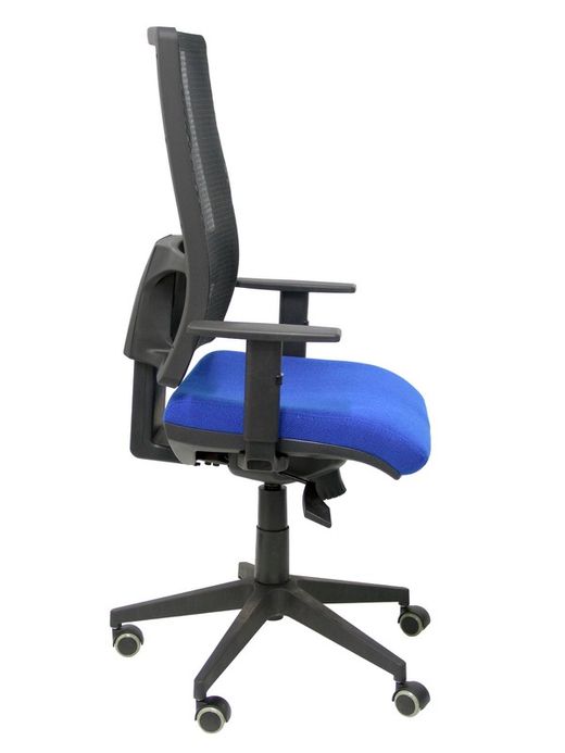 Modelo Horna - Silla de oficina ergonómica con mecanismo sincro y regulable en altura - Respaldo alto de malla transpirable y asiento tapizado en tejido BALI color azul.
