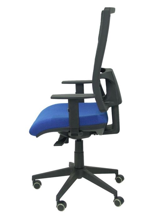 Modelo Horna - Silla de oficina ergonómica con mecanismo sincro y regulable en altura - Respaldo alto de malla transpirable y asiento tapizado en tejido BALI color azul.