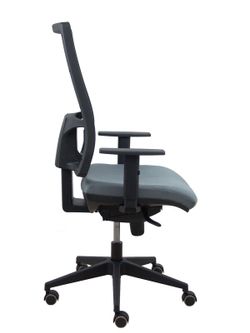 Modelo Horna - Silla de oficina ergonómica con mecanismo sincro y regulable en altura - Respaldo alto de malla transpirable  y asiento tapizado en tejido BALI color gris medio.