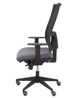 Modelo Horna - Silla de oficina ergonómica con mecanismo sincro y regulable en altura - Respaldo alto de malla transpirable y asiento tapizado en tejido BALI color gris oscuro.