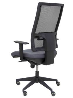 Modelo Horna - Silla de oficina ergonómica con mecanismo sincro y regulable en altura - Respaldo alto de malla transpirable y asiento tapizado en tejido BALI color gris oscuro.