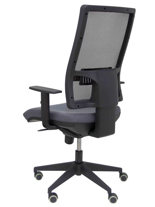 Modelo Horna - Silla de oficina ergonómica con mecanismo sincro y regulable en altura - Respaldo alto de malla transpirable y asiento tapizado en tejido BALI color gris oscuro.