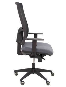 Modelo Horna - Silla de oficina ergonómica con mecanismo sincro y regulable en altura - Respaldo alto de malla transpirable y asiento tapizado en tejido BALI color gris oscuro.