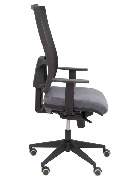 Modelo Horna - Silla de oficina ergonómica con mecanismo sincro y regulable en altura - Respaldo alto de malla transpirable y asiento tapizado en tejido BALI color gris oscuro.