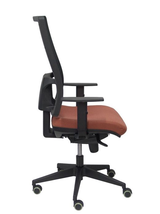 Modelo Horna - Silla de oficina ergonómica con mecanismo sincro y regulable en altura - Respaldo alto de malla transpirable y asiento tapizado en tejido BALI color marrón