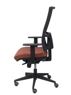Modelo Horna - Silla de oficina ergonómica con mecanismo sincro y regulable en altura - Respaldo alto de malla transpirable y asiento tapizado en tejido BALI color marrón