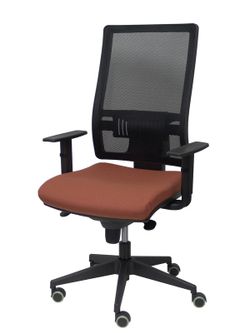 Modelo Horna - Silla de oficina ergonómica con mecanismo sincro y regulable en altura - Respaldo alto de malla transpirable y asiento tapizado en tejido BALI color marrón