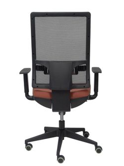 Modelo Horna - Silla de oficina ergonómica con mecanismo sincro y regulable en altura - Respaldo alto de malla transpirable y asiento tapizado en tejido BALI color marrón