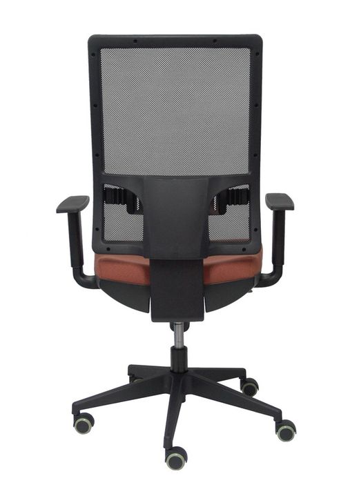 Modelo Horna - Silla de oficina ergonómica con mecanismo sincro y regulable en altura - Respaldo alto de malla transpirable y asiento tapizado en tejido BALI color marrón