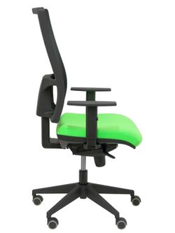 Modelo Horna - Silla de oficina ergonómica con mecanismo sincro y regulable en altura - Respaldo alto de malla transpirable y asiento tapizado en tejido BALI color pistacho