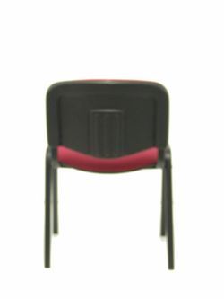 Modelo Iso  Pack de 2 sillas confidentes ergonómica, apilable, multiusos y estructura en color negro. Asiento y respaldo tapizados en tejido bali color granate.