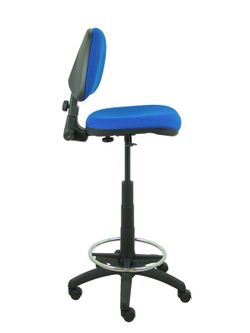 Modelo Isso - Taburete ergonómico giratorio y regulable en altura con aro reposapiés cromado (INCLUIDO)  Asiento y respaldo tapizados en tejido bali color azul.