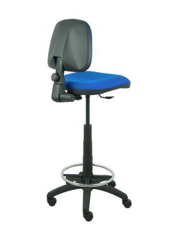 Modelo Isso - Taburete ergonómico giratorio y regulable en altura con aro reposapiés cromado (INCLUIDO)  Asiento y respaldo tapizados en tejido bali color azul.