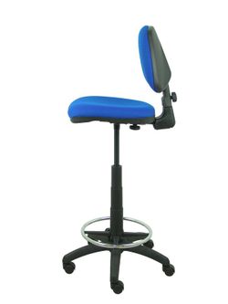 Modelo Isso - Taburete ergonómico giratorio y regulable en altura con aro reposapiés cromado (INCLUIDO)  Asiento y respaldo tapizados en tejido bali color azul.