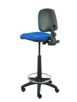 Modelo Isso - Taburete ergonómico giratorio y regulable en altura con aro reposapiés cromado (INCLUIDO)  Asiento y respaldo tapizados en tejido bali color azul.