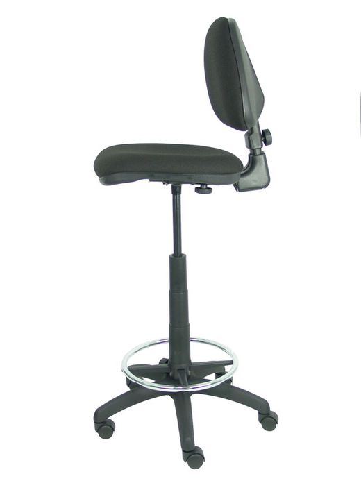 Modelo Isso - Taburete ergonómico giratorio y regulable en altura con aro reposapiés cromado (INCLUIDO)  Asiento y respaldo tapizados en tejido bali color negro.