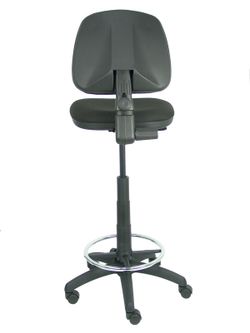 Modelo Isso - Taburete ergonómico giratorio y regulable en altura con aro reposapiés cromado (INCLUIDO)  Asiento y respaldo tapizados en tejido bali color negro.