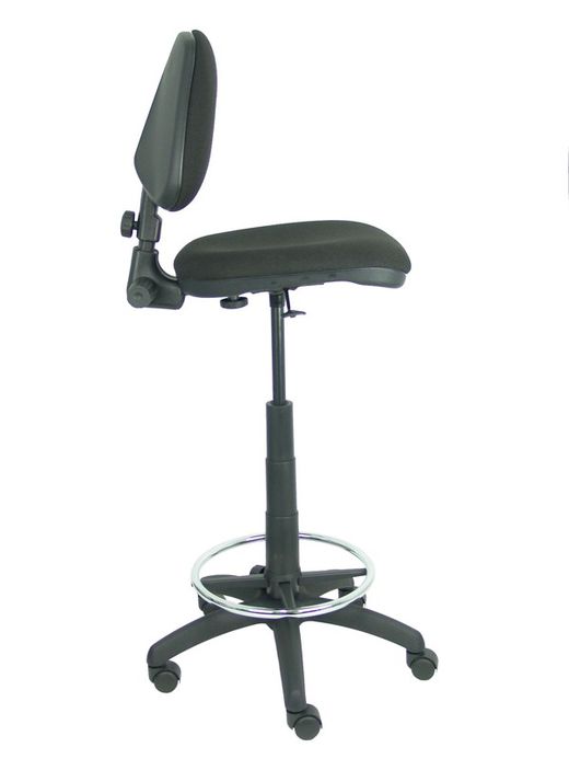 Modelo Isso - Taburete ergonómico giratorio y regulable en altura con aro reposapiés cromado (INCLUIDO)  Asiento y respaldo tapizados en tejido bali color negro.