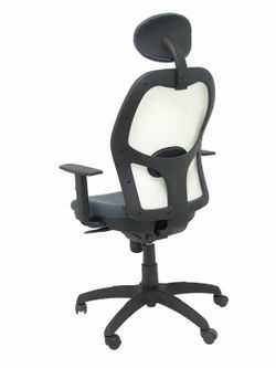 Modelo Jorquera - Silla de oficina ergonómica con mecanismo sincro, brazos regulables y ajustable en altura  Respaldo de malla transpirable en color blanco y asiento tapizados en tejido BALI color gris oscuro (CON CABECERO)