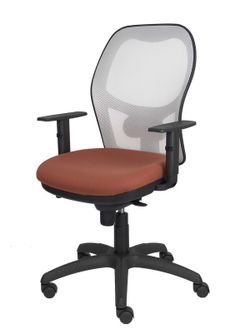 Modelo Jorquera - Silla de oficina ergonómica con mecanismo sincro, brazos regulables y ajustable en altura - Respaldo de malla transpirable en color blanco y asiento tapizados en tejido BALI color marrón