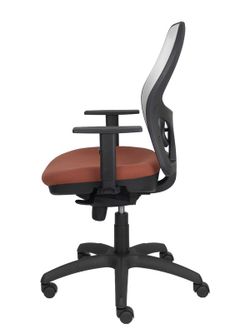 Modelo Jorquera - Silla de oficina ergonómica con mecanismo sincro, brazos regulables y ajustable en altura - Respaldo de malla transpirable en color blanco y asiento tapizados en tejido BALI color marrón