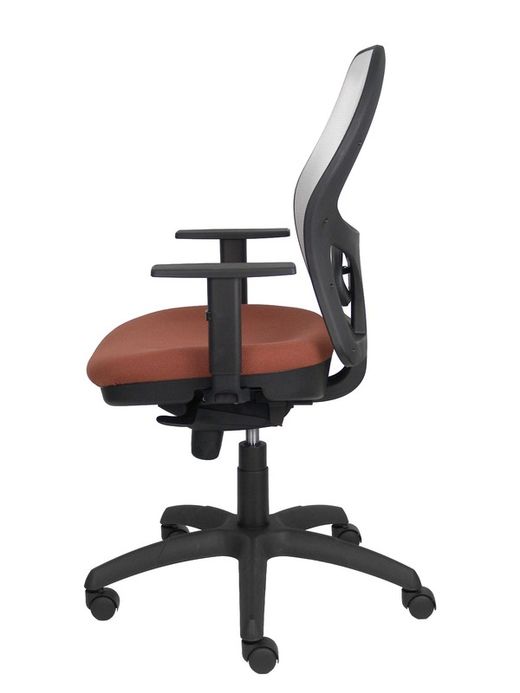Modelo Jorquera - Silla de oficina ergonómica con mecanismo sincro, brazos regulables y ajustable en altura - Respaldo de malla transpirable en color blanco y asiento tapizados en tejido BALI color marrón