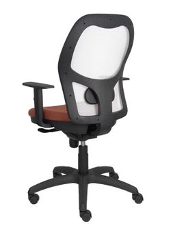 Modelo Jorquera - Silla de oficina ergonómica con mecanismo sincro, brazos regulables y ajustable en altura - Respaldo de malla transpirable en color blanco y asiento tapizados en tejido BALI color marrón