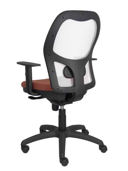 Modelo Jorquera - Silla de oficina ergonómica con mecanismo sincro, brazos regulables y ajustable en altura - Respaldo de malla transpirable en color blanco y asiento tapizados en tejido BALI color marrón