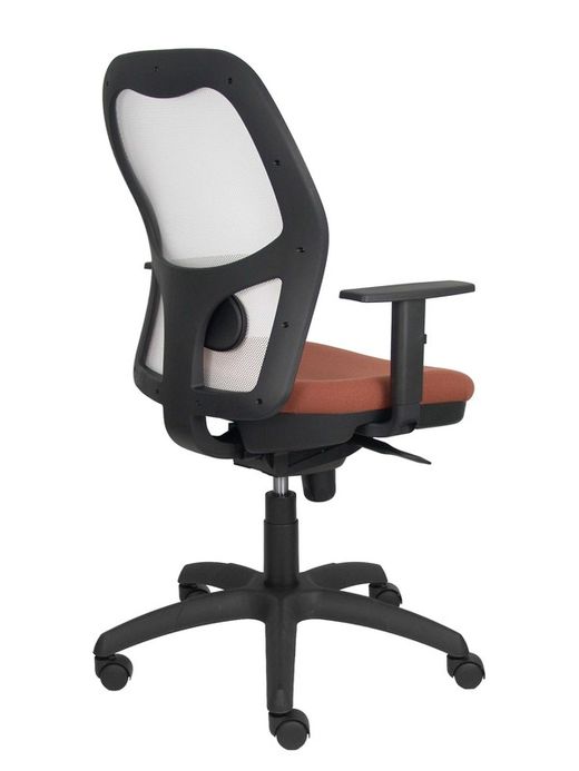 Modelo Jorquera - Silla de oficina ergonómica con mecanismo sincro, brazos regulables y ajustable en altura - Respaldo de malla transpirable en color blanco y asiento tapizados en tejido BALI color marrón