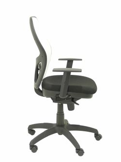 Modelo Jorquera  Silla de oficina ergonómica con mecanismo sincro, brazos regulables y ajustable en altura  Respaldo de malla transpirable en color blanco y asiento tapizados en tejido BALI color negro