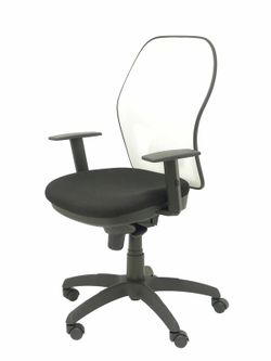Modelo Jorquera  Silla de oficina ergonómica con mecanismo sincro, brazos regulables y ajustable en altura  Respaldo de malla transpirable en color blanco y asiento tapizados en tejido BALI color negro