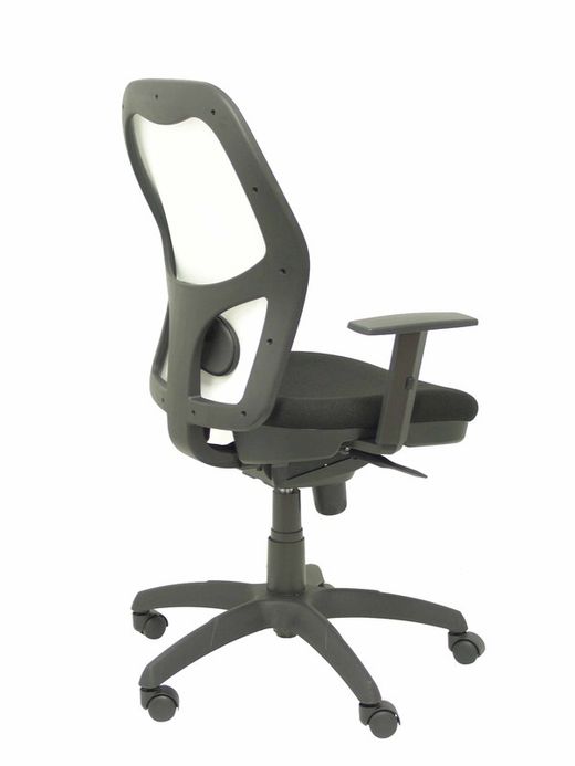 Modelo Jorquera  Silla de oficina ergonómica con mecanismo sincro, brazos regulables y ajustable en altura  Respaldo de malla transpirable en color blanco y asiento tapizados en tejido BALI color negro