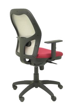 Modelo Jorquera - Silla de oficina ergonómica con mecanismo sincro, brazos regulables y ajustable en altura - Respaldo de malla transpirable en color gris y asiento tapizados en tejido BALI color granate