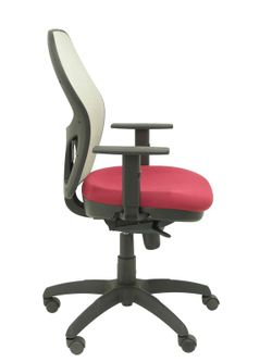 Modelo Jorquera - Silla de oficina ergonómica con mecanismo sincro, brazos regulables y ajustable en altura - Respaldo de malla transpirable en color gris y asiento tapizados en tejido BALI color granate
