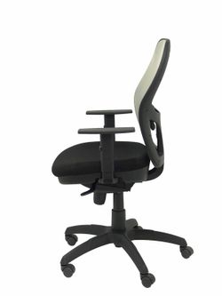 Modelo Jorquera - Silla de oficina ergonómica con mecanismo sincro, brazos regulables y ajustable en altura - Respaldo de malla transpirable en color gris y asiento tapizados en tejido BALI color negro