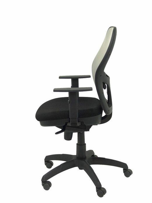 Modelo Jorquera - Silla de oficina ergonómica con mecanismo sincro, brazos regulables y ajustable en altura - Respaldo de malla transpirable en color gris y asiento tapizados en tejido BALI color negro