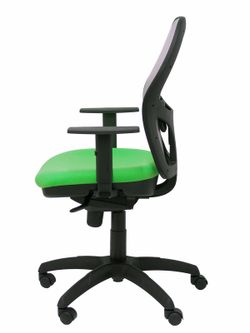 Modelo Jorquera - Silla de oficina ergonómica con mecanismo sincro, brazos regulables y ajustable en altura - Respaldo de malla transpirable en color gris y asiento tapizados en tejido BALI color pistacho