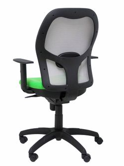 Modelo Jorquera - Silla de oficina ergonómica con mecanismo sincro, brazos regulables y ajustable en altura - Respaldo de malla transpirable en color gris y asiento tapizados en tejido BALI color pistacho