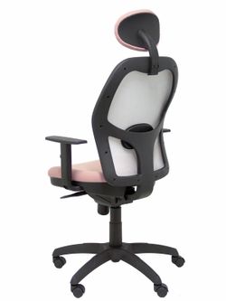 Modelo Jorquera - Silla de oficina ergonómica con mecanismo sincro, brazos regulables y ajustable en altura  Respaldo de malla transpirable en color gris y asiento tapizados en tejido BALI color rosa pálido (CON CABECERO)