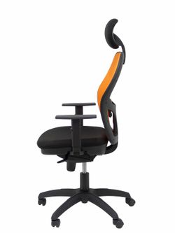 Modelo Jorquera - Silla de oficina ergonómica con mecanismo sincro, brazos regulables y ajustable en altura  Respaldo de malla transpirable en color naranja y asiento tapizados en tejido BALI color negro (CON CABECERO)