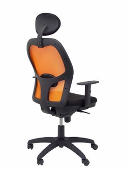Modelo Jorquera - Silla de oficina ergonómica con mecanismo sincro, brazos regulables y ajustable en altura  Respaldo de malla transpirable en color naranja y asiento tapizados en tejido BALI color negro (CON CABECERO)